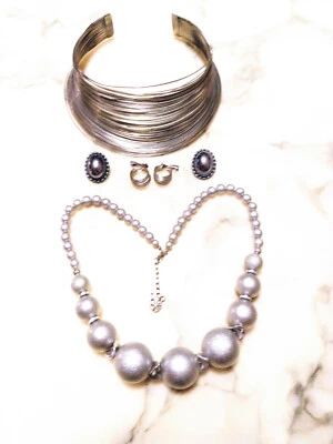 Silberfarbene Perkenkette, modischer Halsreif , zwei passende Metall-Ohrclips - Bild 1 von 4