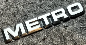 INSIGNIA COCHE METRO AUSTIN VINTAGE BUEN ESTADO USADO POR EDAD - Imagen 1 de 2