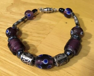 Lila Glas Silberfarben Metall Perlen Armband Handarbeit - Bild 1 von 3