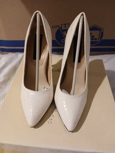 Women's Size 6 White Snake Skin Pump  - Picture 1 of 5