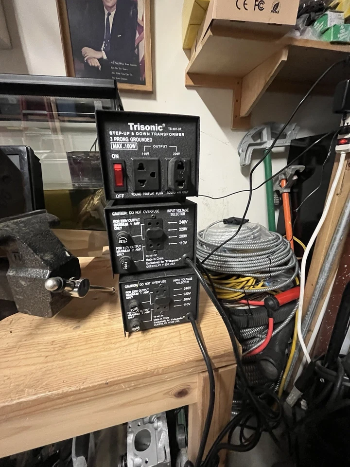 Trisonic TS402-3P 200 Watt Up/Down Converter Transformer Adapter 110-220V B14 - Image 1 of 1