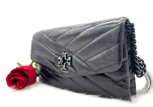 AUTÉNTICO NUEVO CON ETIQUETAS $448 Tory Burch Kira Chevron Edredón Logotipo Cadena/Billetera de Cuero Metálico - Imagen 1 de 17
