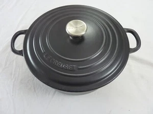 Le Creuset Round Casserole Dish Dutch Oven Cast Iron Black 26 cm Preowned VGC - Picture 1 of 7