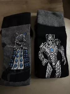 DOCTOR WHO UNIVERSE MENS SOCKS X 2 PAIRS NEW GEORGE DALEK CYBERMAN SIZE 6-8 - Picture 1 of 1
