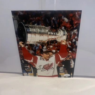 Foto firmada por Slava Kozlov de 8 x 10 sosteniendo la Copa Stanley Detroit Red Wings JSA  Foto 1 de 4