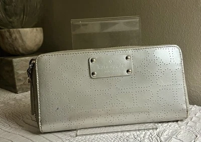 Cartera organizadora Kate Spade “Harmony” perforada mate plateada con cremallera con palas Foto 1 de 4