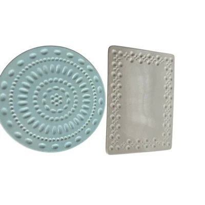 Juego de vajilla Kate Spade Lenox en relieve | Bandeja redonda y blanca azul Foto 1 de 2