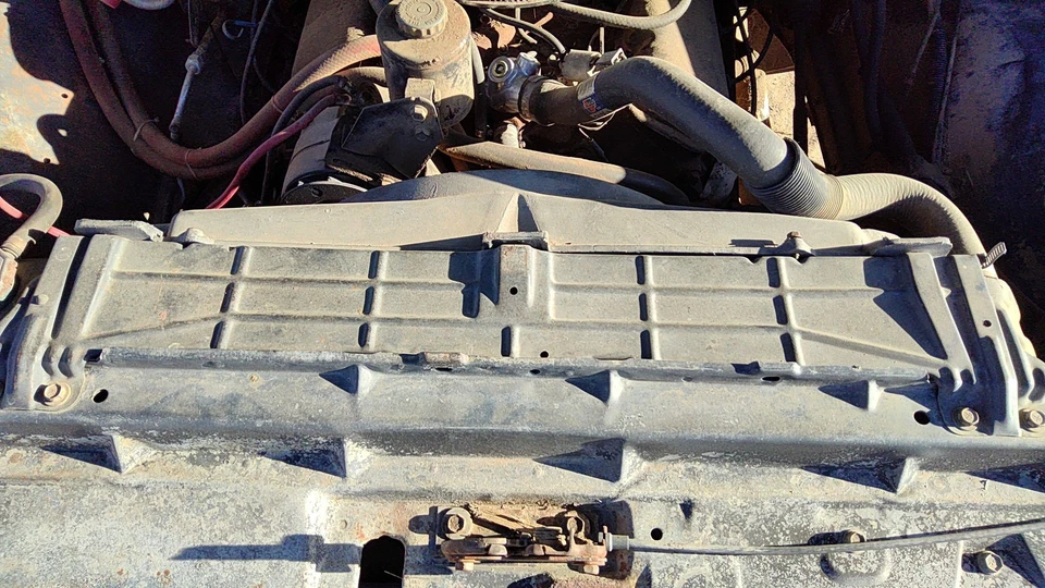 1981-1988 Chevy K30 Radiator Hold Down Mount Bracket Oem 7.4l 15606586 Foto 1 de 4