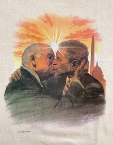 Camiseta De Colección George Bush Para Hombre XL Orgullo Gay Política Besando Alex Ross 2006 - Imagen 1 de 7