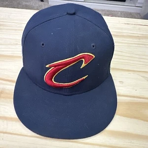 Cappello Cleveland Cavaliers Cavs NBA New Era 59Fifty Blu Navy 2017 Finals 6 7/8 - Foto 1 di 6