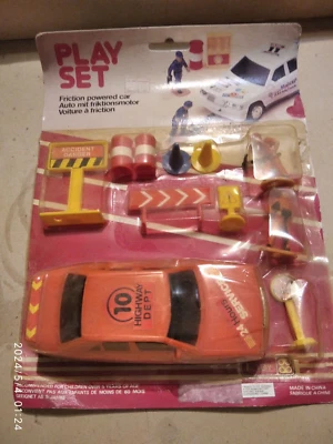 SET LAVORI STRADALI -1/32 CIRCA- MERCEDES, OPERAI,SEGNALETICA-ANNI 80/90-BLISTER - Immagine 1 di 4