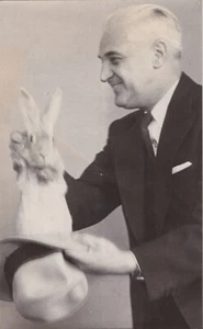 1931 Pressefoto Seattle Zauberer William Bowman zeigt seinen Hasen vom Hattrick - Bild 1 von 2