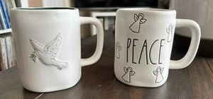 2x Magenta Rae Dunn Peace Tassen Taube mit Olivenzweig/Engel Tee Kaffee - Bild 1 von 7