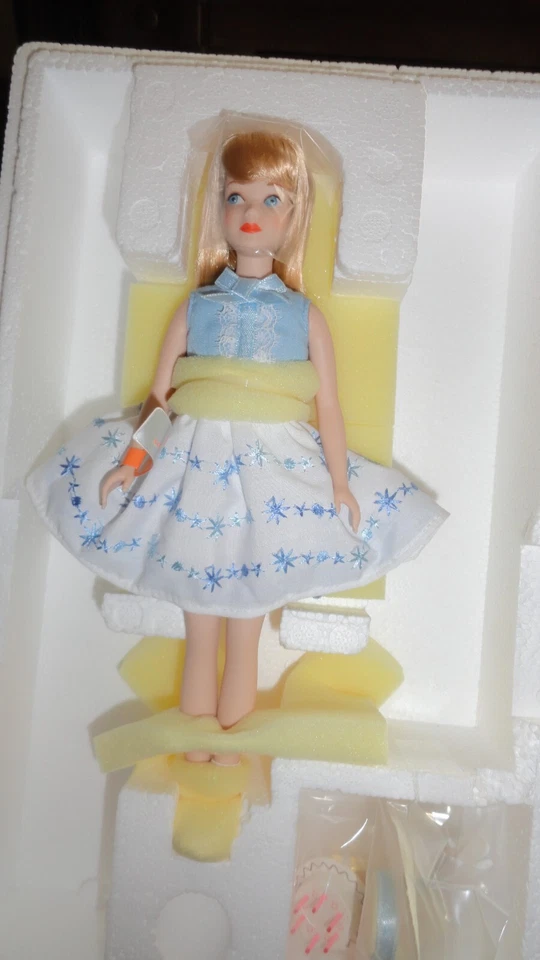 Muñeca de porcelana Skipper 30 aniversario 1993 11396 en su caja original + Foto 1 de 4
