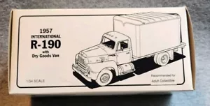 First Gear 1/34 1957 International R-190 Dry Goods Van Miss Budweiser - Foto 1 di 6