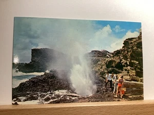 Blowhole on the Leeward side of Oahu, Hawaii - Vintage Postcard - Picture 1 of 3