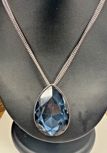 Kenneth Cole Collar Tono Astilla con Colgante Cristal Azul Profundo 19" - Imagen 1 de 13