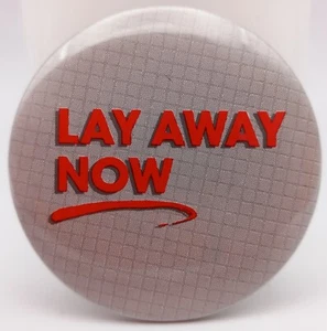 Vintage Lay Away Now Pinback Button Einzelhandel Kaufhaus Werbung Pin Tag  - Bild 1 von 4