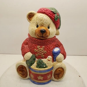 Oso con lata de galletas y tarro de galletas de Navidad con leche para celebrar la temporada - Imagen 1 de 10
