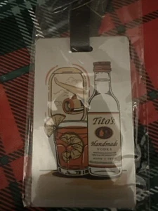 Tito's Tasters Etichetta Bagaglio Vodka Fatta a Mano 2023 Promo Vacanze Nuova - Foto 1 di 2