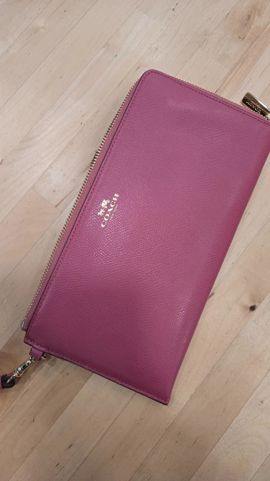 Бумажник-аккордеон Coach пурпурный шагреневая кожа на молнии вокруг никогда не использовался с ремешком - Изображение 1 из 4