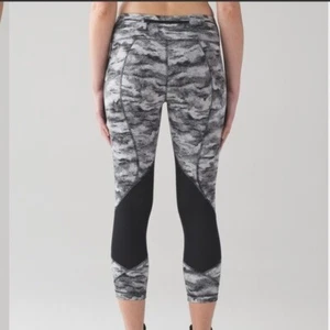 Lululemon Pace Rival Crop (22") Power Luxtreme Hazy Days Negro Blanco - Imagen 1 de 10