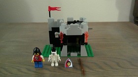 LEGO Castle: Skeleton Surprise (6036) Complete w Minifigures No Instructions