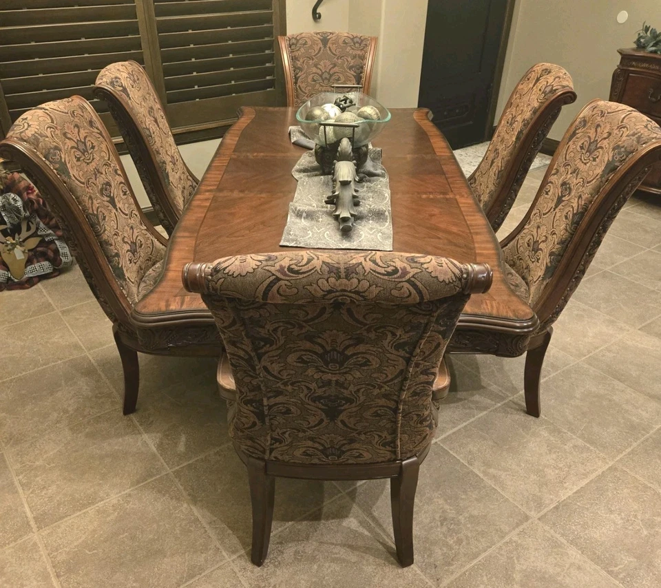 MESA DE COMEDOR FORMAL CEREZA MARRÓN 7 PIEZAS Y 6 SILLAS INTRINCADAS A JUEGO  Foto 1 de 4