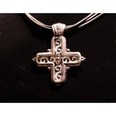Colgante Cruz Brighton Claridad Cuero Negro Escote Grabado Resina Tono Plata Foto 1 de 4