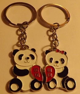 Pandabären Schlüsselanhänger Kinderwagen Kerze, 6" hoch x 5,5" x 5,5" - Bild 1 von 3