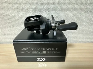 Daiwa Köderrolle 22 Silber Wolf SV TW 1000XHL PE Spezial links 8,5:1 IM BOX - Bild 1 von 10