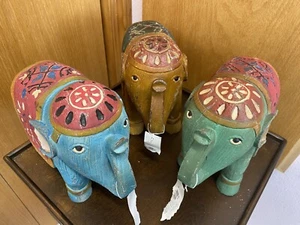 Thai Elephant Figures ~ Set of 3 ~Distressed Carved Wood Resin ~Handpainted ~NWT - Picture 1 of 12