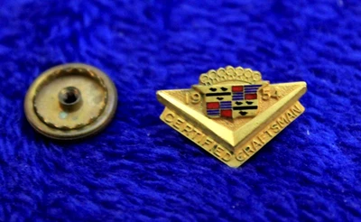 De colección Tornillo Atrás Certificado Artesano Cadillac Sombrero Solapa Pin Accesorio 1954 GM Foto 1 de 4