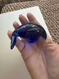 Estatuilla de delfín azul cobalto de vidrio artístico pisapapeles 4 X 3 - Imagen 1 de 9