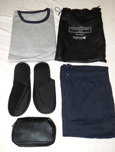 Qatar Airlines Kit de Amenidades Pijamas Zapatillas Kit de Artículos de Aseo Talla L NUEVO - Imagen 1 de 4