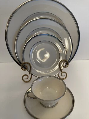 Obra Maestra Franciscana China HUNTINGTON 5 piezas ajuste de lugar. Foto 1 de 3