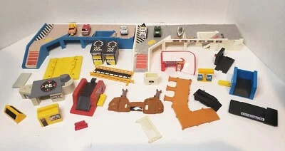 Micro Máquinas De Colección Lote de 28 Lote de 6 Vehículos de Emergencia y 21 piezas Accesorios   Foto 1 de 4