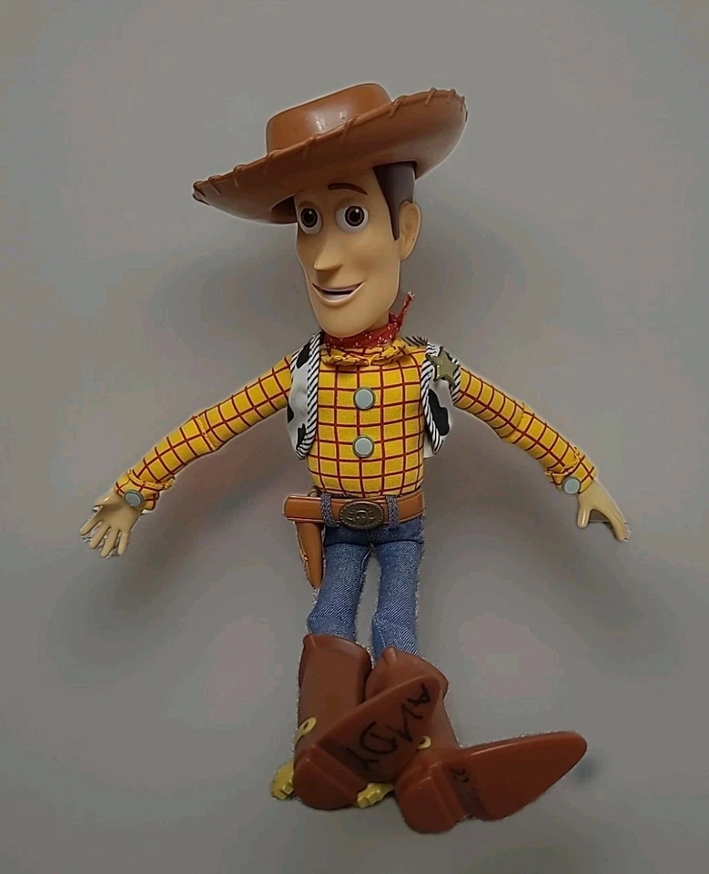 Muñeca Toy Story Sheriff Woody Tirador 16′′ con Sombrero SIN Pistola Usada en Excelente Condición Ultra-Detalle Foto 1 de 4