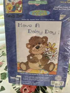 Suzy's Zoo ¡Que tengas un día de margarita! Daisy Bear Ctd. Kit X-stitch nuevo - Imagen 1 de 4