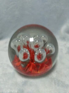 Kunst Glaskugel Briefbeschwerer roter Boden mit geriffelten Blasen steigend 4" Durchmesser - Bild 1 von 7