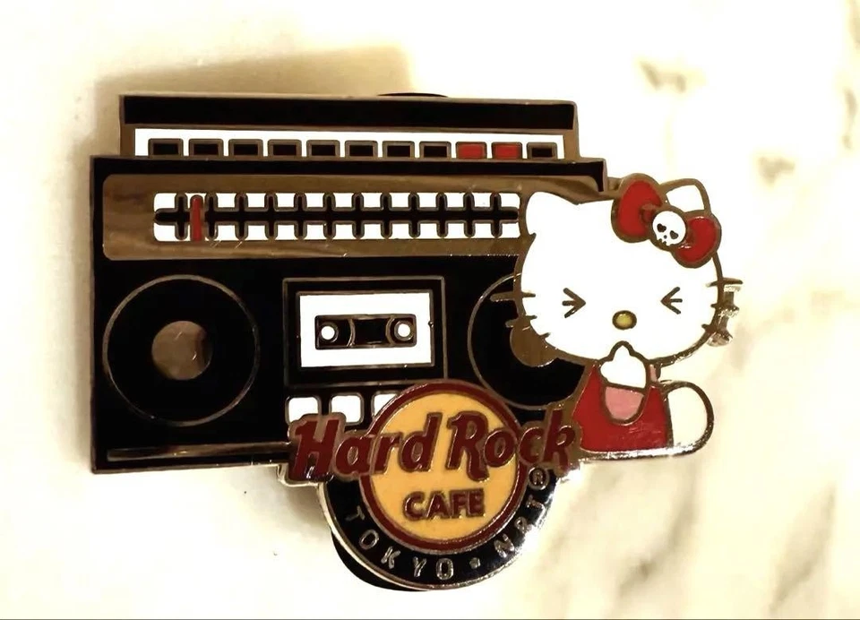 Limitierte Hello Kitty Hard Rock Cafe TOKYO NRT Pin Anstecker Radio Kassette - Bild 1 von 2