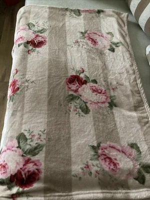 sehr gut erh. helle Plüschdecke mit Blumenmuster - Bild 1 von 4