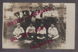 Uniformes posando equipo de béisbol Redfield IOWA RPPC 1910 COLECCIÓN Bill Anderson - Imagen 1 de 3