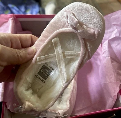 Nuevas pantuflas de felpa rosa Carter de encaje elástico sin deslizamiento parte inferior talla L 9-10 niño pequeño Foto 1 de 4