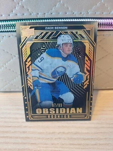 Zach Benson 2023-2024 Obsidian Gold Rookies Buffalo Sabres Como Nuevo Numerado 97/99 - Imagen 1 de 2