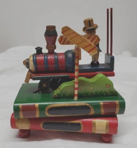 Vintage Holzeisenbahn Musical Concepts Intl Chicago Teddybär auf Büchern - Bild 1 von 23