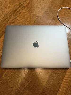 Apple MacBook Pro 15 дюймов 2018 2,9 ГГц Core i9 твердотельный накопитель 1 ТБ 16 ГБ RAM Radeon Pro Vega - Изображение 1 из 4