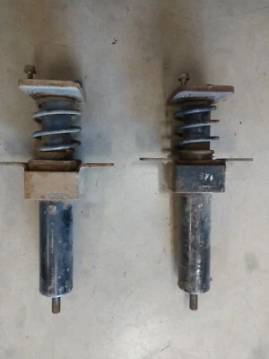 Par de soportes de parachoques trasero Mazda RX-7 1979 para Mazda RX-7  Foto 1 de 2