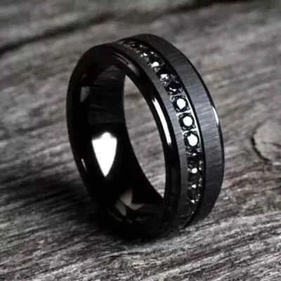 Anillo de banda para hombre enchapado en oro negro de 14 quilates con diamantes creados en laboratorio negro de corte redondo de 1,5 quilates Foto 1 de 3