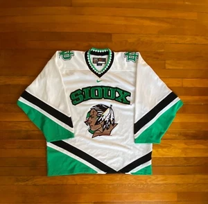 Vtg Nike UND North Dakota Fighting Sioux NCAA Hockey Jersey Adult XL White 2005 - Picture 1 of 6